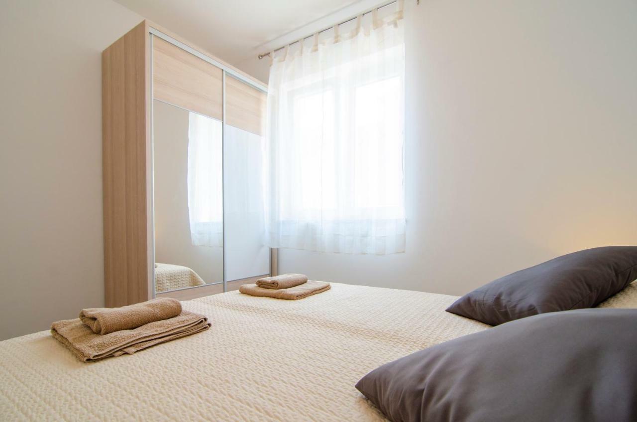 Apartments Sara 2 Бол Екстер'єр фото