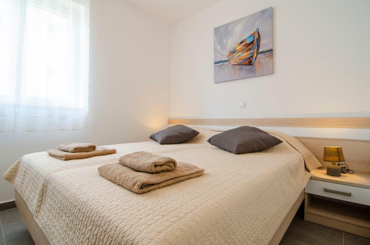 Apartments Sara 2 Бол Екстер'єр фото