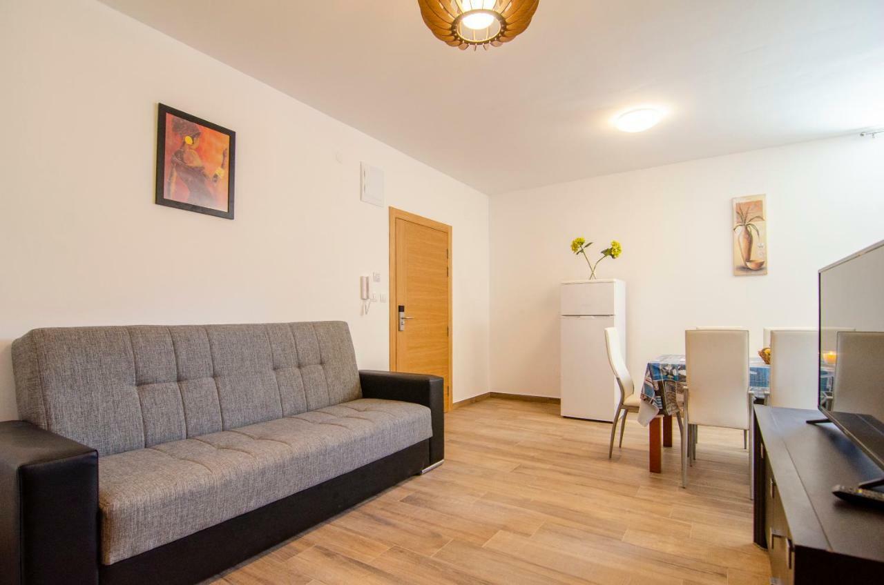Apartments Sara 2 Бол Екстер'єр фото
