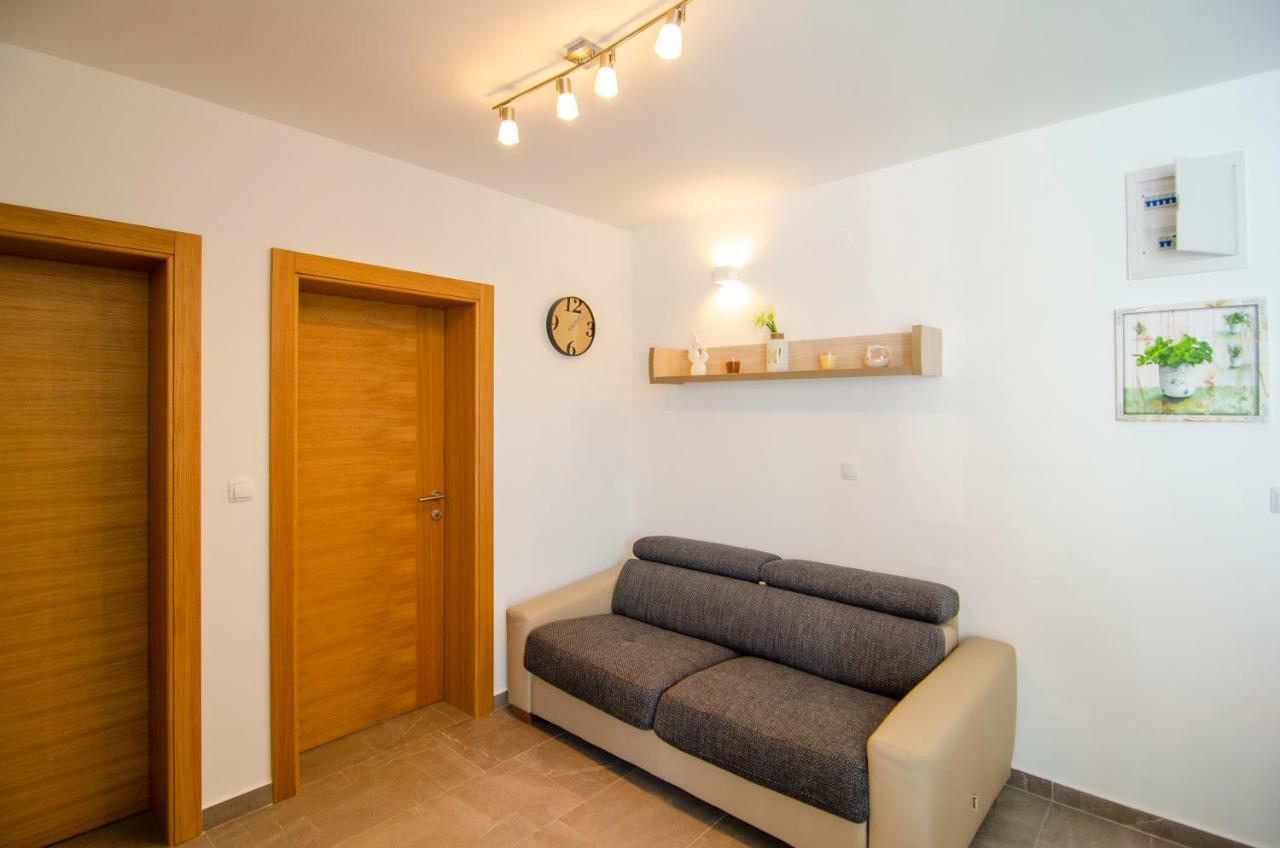 Apartments Sara 2 Бол Екстер'єр фото