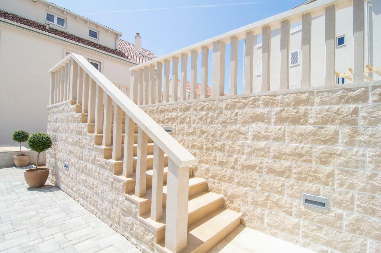 Apartments Sara 2 Бол Екстер'єр фото